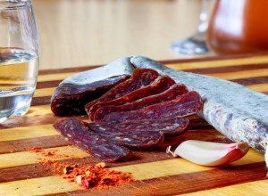 ZA OVAJ DELIKATES SE VERUJE DA JE PRIRODNI AFRODIZIJAK: Tradicionalni recept za pirotsku peglanu kobasicu