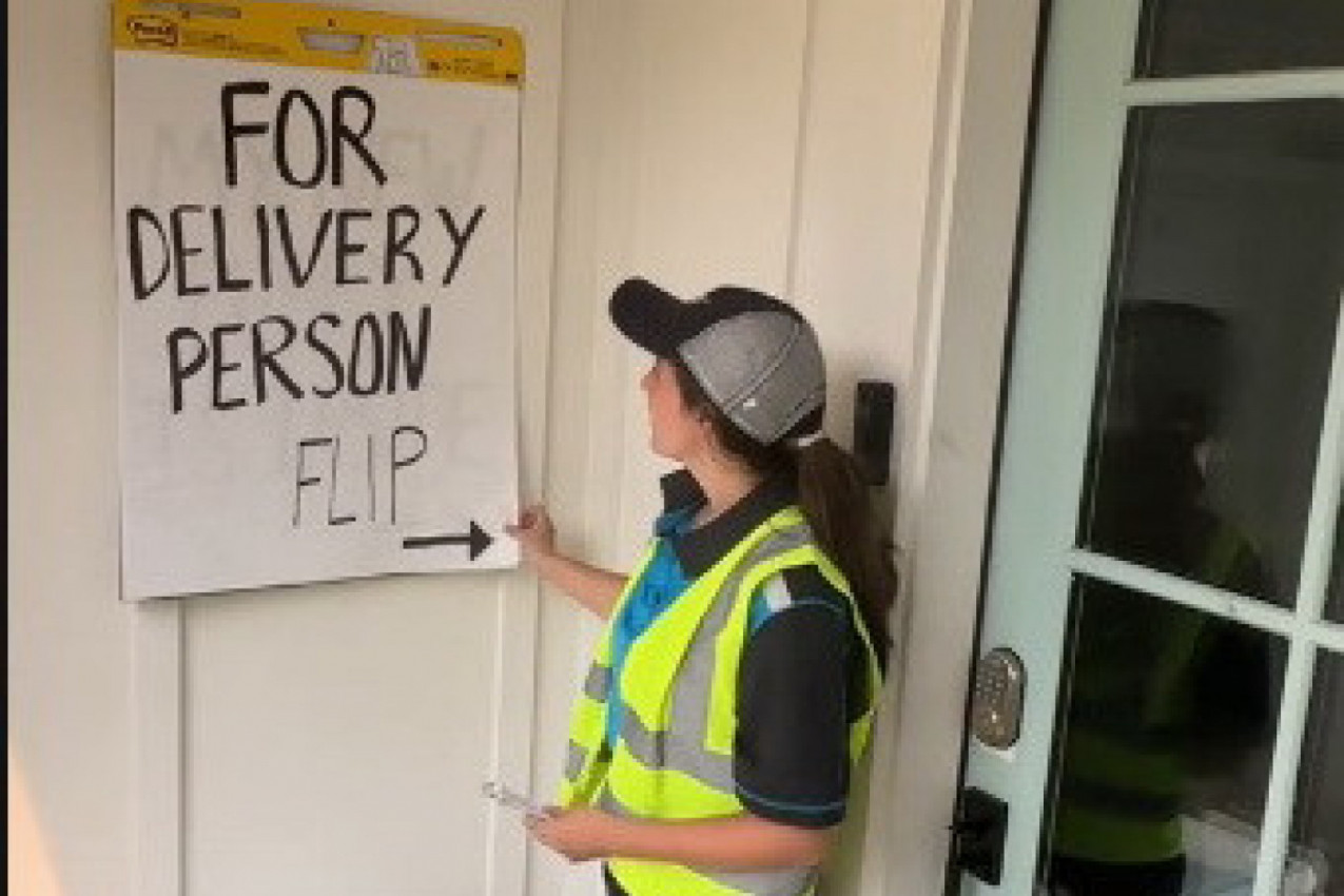 DOŠLA JE DO VRATA DA OSTAVI PAKET, A ONDA JE  UGLEDALA PAPIR SA SMERNICAMA: Ono što je ova žena uradila za novac malo ko bi pristao (VIDEO)