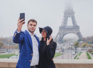 MEDENI MESEC SE PRETVORIO U KATASTROFU: Nervozan muž je uništio romantiku u Parizu, a za sve je okrivio ženu (FOTO)