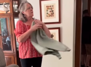 ĆERKA JOJ JE DALA DUKS, A ONDA JE UGLEDALA JEDAN DETALJ NA NJEMU: Par sekundi kasnije svi su plakali zbog porodičnog otkrića (FOTO+VIDEO)