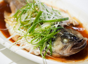 NARUČIO JE RIBU U RESTORANU NE SLUTEĆI ŠTA ĆE DOBITI: Nešto se mrdalo u tanjiru ispod salate i kad ju je pomerio shvatio je da je živo (VIDEO)