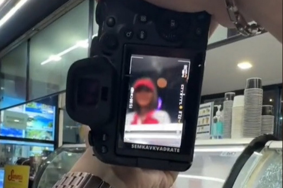 PRODAVALA JE SLADOLED U JEDNOM TRŽNOM CENTRU:  Prišao joj je muškarac sa fotoaparatom i poželeo da je fotografiše, kada je podigla pogled svi su zameneli od njene lepote (VIDEO)