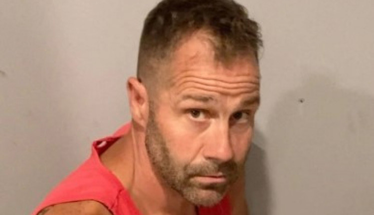 RENOVIRALI SU NOVU KUĆU NAKON POPLAVA: Kada su počeli da ruše zidove naišli su na strašno otkriće, sve je ukazivalo na tajnu prethodnog vlasnika (VIDEO)