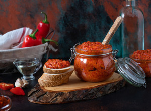 TRADICIONALNI UKUS NA DRUGAČIJI NAČIN: Recept za ajvar iz rerne hit je među srpskim domaćicama (FOTO)