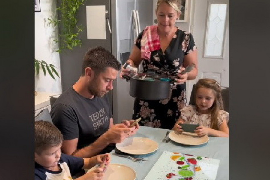 MAJKA JE IZNELA RUČAK PRED PORODICU: Suprug i deca bili su zapanjeni kad su videli šta se nalazi u šerpi! (VIDEO)