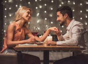 DAMA STARIJA OD NJIH NEĆE PROĆI NEPRIMEĆENA: Sudbina je odredila da se muškarci rođeni u ovih 5 znakova Zodijaka zaljube u žene koje imaju više godina od njih