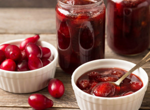 DOMAĆI DŽEM OD DRENJINA: Bez ovoga nema zimnice, a pravi se od svega dva sastojka