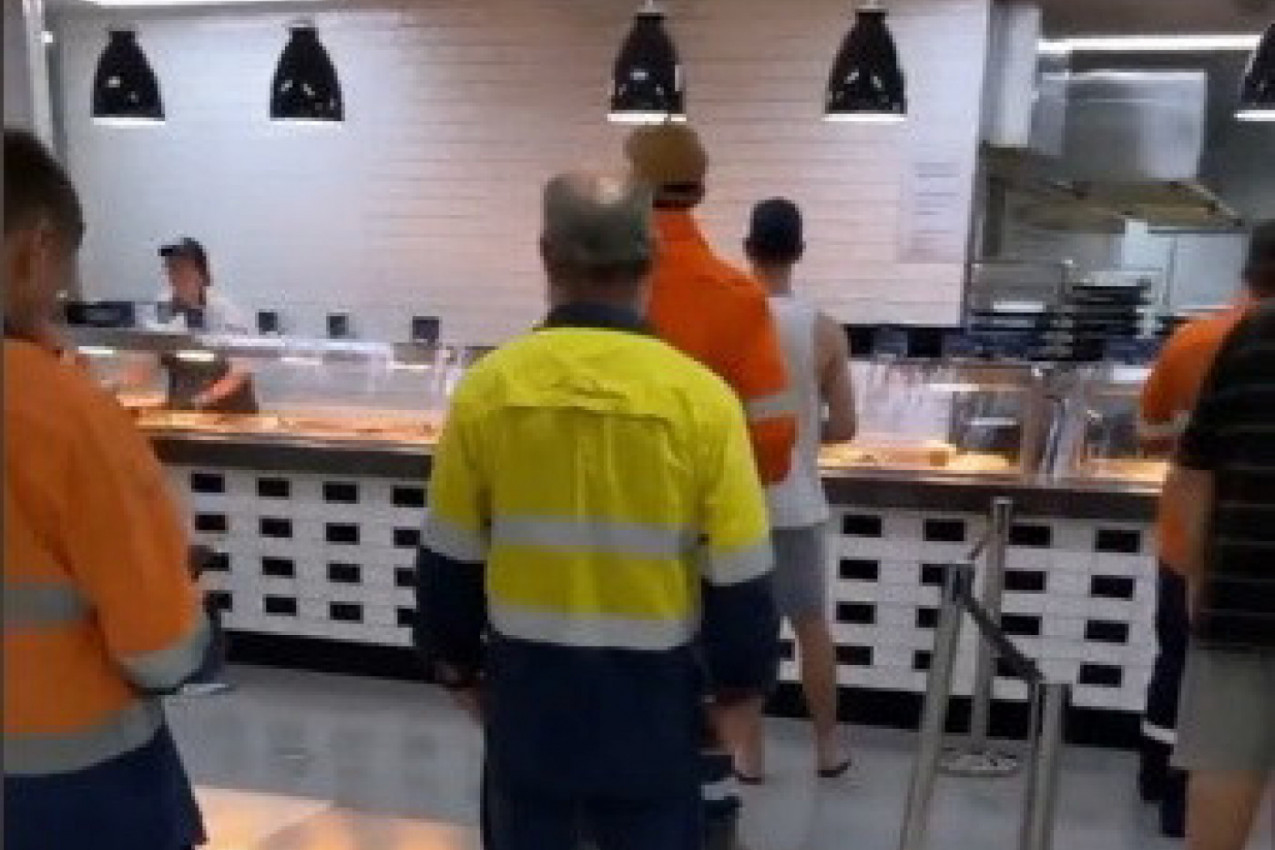 ČOVEK JE STAJAO U REDU ZA HRANU, A SVI SU GLEDALI U CRTEŽ NA NJEGOVOM TEMENU: "Mora da je izgubio opkladu" (VIDEO)