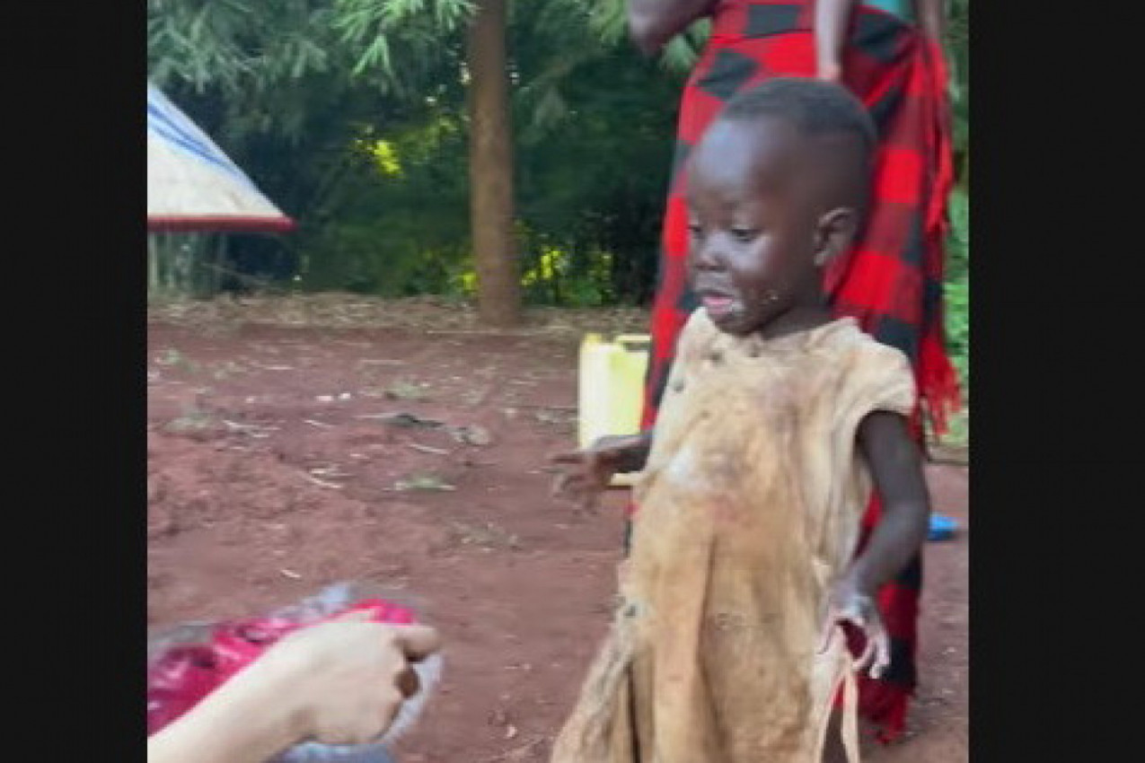 IZVADILA JE POKLON PRED DEVOJČICOM IZ AFRKE , A ONA JE POTPUNO ZANEMELA: Ono što joj je poklonila, videla je prvi put u životu (VIDEO)