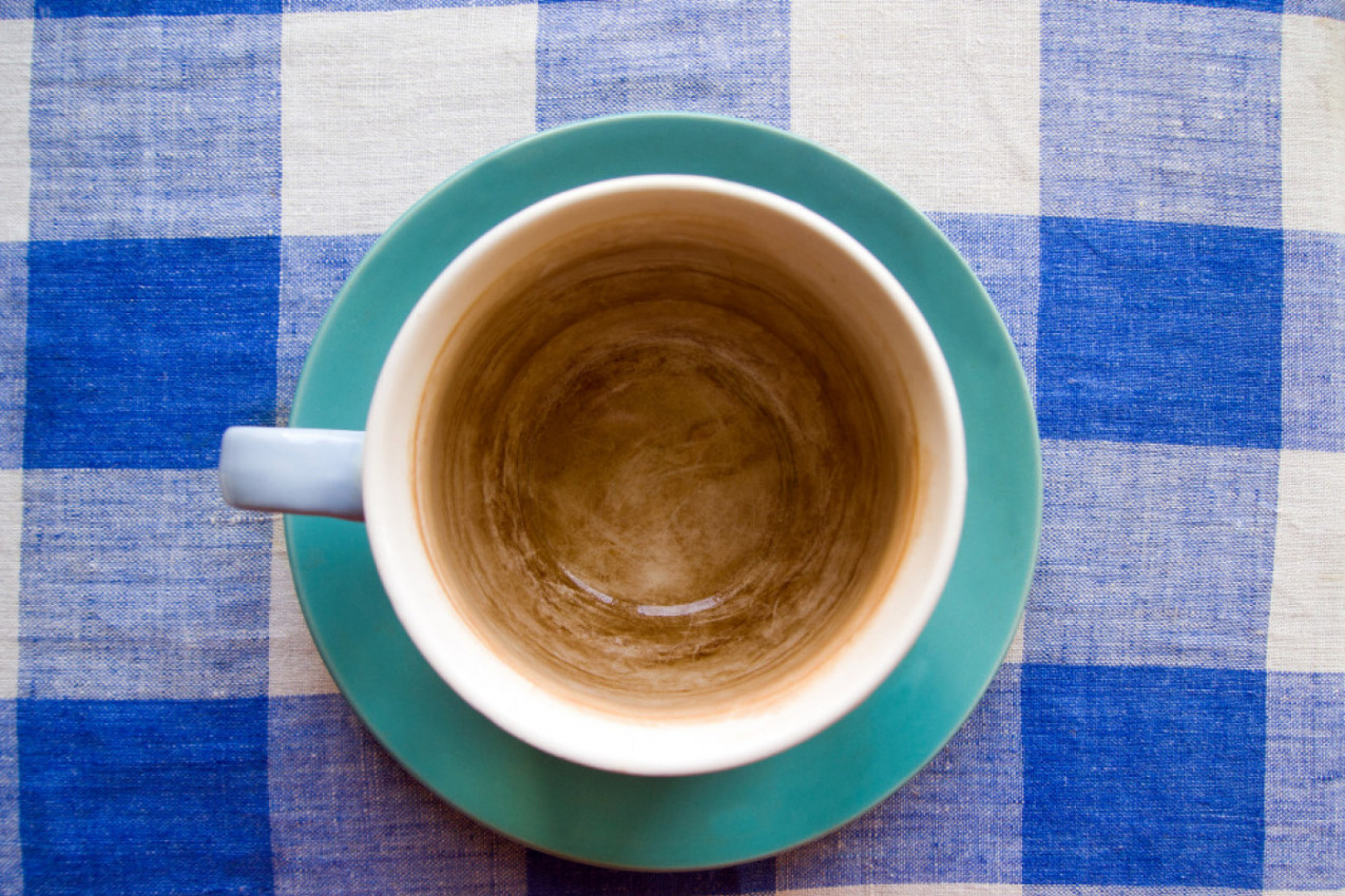 EVO KAKO DA JEDNOSTAVNO OČISTITE TAMNE MRLJE OD ČAJA SA ŠOLJICA: Rešite se tragova koje ostavlja ovo piće, a zbog kojih posuđe izgleda prljavo (FOTO)