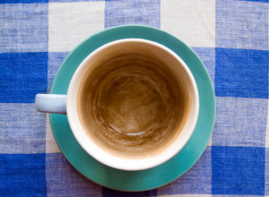 EVO KAKO DA JEDNOSTAVNO OČISTITE TAMNE MRLJE OD ČAJA SA ŠOLJICA: Rešite se tragova koje ostavlja ovo piće, a zbog kojih posuđe izgleda prljavo (FOTO)