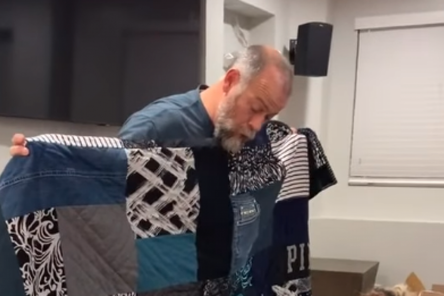 SUPRUGA MU JE PREMINULA NA NJEGOV ROĐENDAN: Ni u čemu nije mogao da pronađe utehu, a onda je od dece dobio poklon koji ga je ganuo do suza (FOTO+VIDEO)