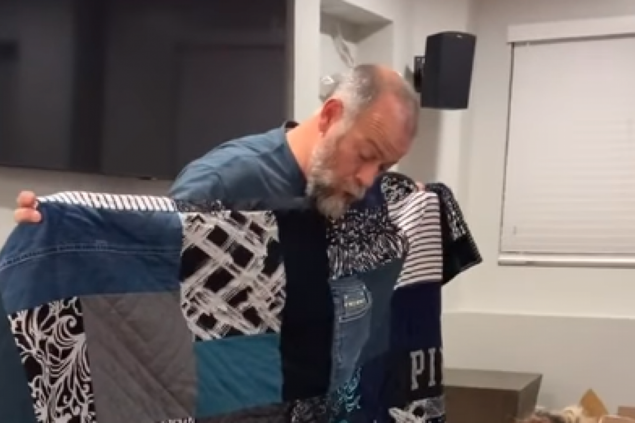 SUPRUGA MU JE PREMINULA NA NJEGOV ROĐENDAN: Ni u čemu nije mogao da pronađe utehu, a onda je od dece dobio poklon koji ga je ganuo do suza (FOTO+VIDEO)