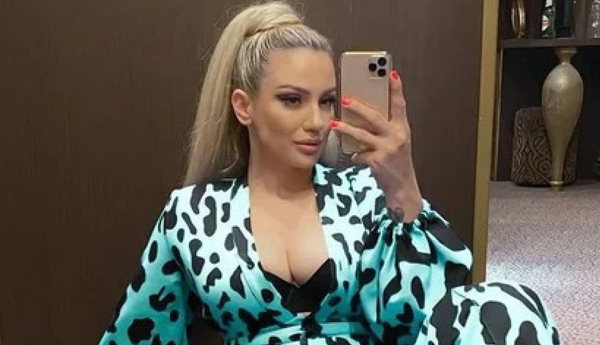 SVI GLEDAJU U RAZUZDAN DEKOLTE ANE KOKIĆ: Pevačica jedva obuzdala obline, crveni kombinezon raspametio muškarce (FOTO+VIDEO)