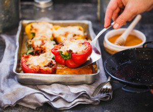 PAPRIKE SA MESOM ZAPEČENE U RERNI: Ručak u kojem će uživati svi gurmani (FOTO)