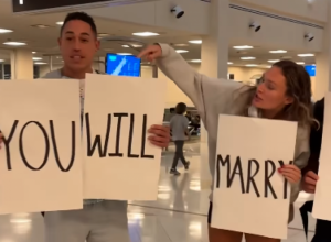 "TI ĆEŠ SE UDATI ZA MENE": Ovakvu prosidbu nikad niste videli, buduća mlada od šoka pala na kolena (FOTO+VIDEO)