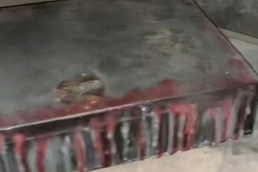 PRONAŠAO JE NA TAVANU STARU ZAPEČAĆENU KUTIJU: Kada je otvorio na njoj je video misterioznu poruku koja ga je prenerazila (VIDEO)