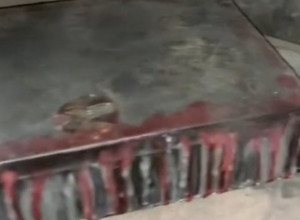 PRONAŠAO JE NA TAVANU STARU ZAPEČAĆENU KUTIJU: Kada je otvorio na njoj je video misterioznu poruku koja ga je prenerazila (VIDEO)