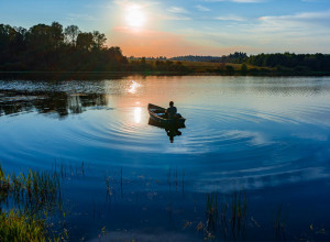 VOZIO SE ČAMCEM PO JEZERU KAD JE PRIMETIO NEŠTO ČUDNO: Voda je neobično šuštala, primakao se bliže i ugledao rupu koja je gutala sve što joj se nađe u blizini! (VIDEO)