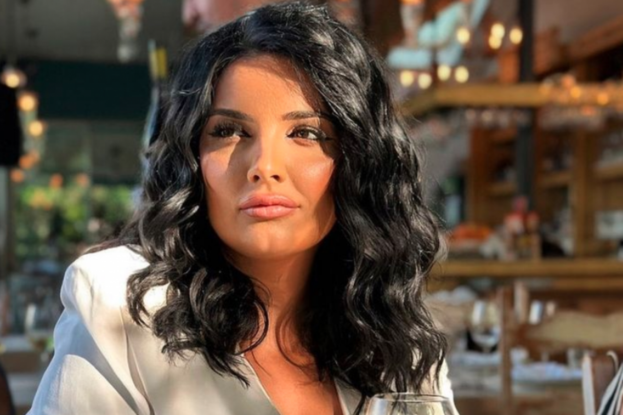 MILENA POPOVIĆ NIKAD IZAZOVNIJA: Raskopčala sako pa usijala mreže svojim prirodnim bujnim oblinama, stranci odlepili na našu lepoticu (FOTO)