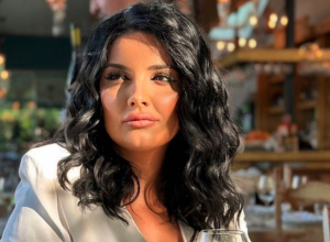 MILENA POPOVIĆ NIKAD IZAZOVNIJA: Raskopčala sako pa usijala mreže svojim prirodnim bujnim oblinama, stranci odlepili na našu lepoticu (FOTO)