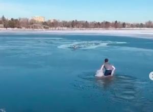 PAS JE PROPAO KROZ ZALEĐENO JEZERO I TRENUCI SU GA DELILI OD SIGURNE SMRTI: Mladić je uskočio u vodu, a ono što se potom desilo rasplakalo je javnost(FOTO+VIDEO)