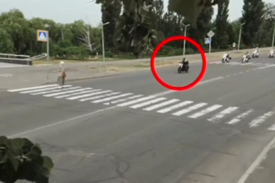 STARICA JE POKUŠAVALA DA PREĐE ULICU NA PEŠAČKOM PRELAZU: Niko nije hteo da joj stane, kola su prolazila u punoj brzini a onda je potez jednog bajkera raznežio javnost ( FOTO+VIDEO)