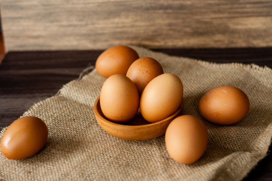 DA LI JE BEZBEDNO ZA JELO JAJE KOME JE PROŠAO ROK TRAJANJA? Evo koliko su ona bezbedna za jelo nakon datuma utisnutog na ambalaži (FOTO)
