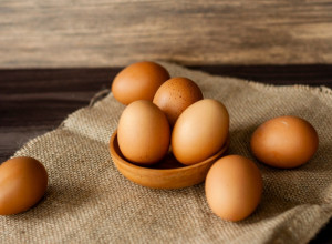 DA LI JE BEZBEDNO ZA JELO JAJE KOME JE PROŠAO ROK TRAJANJA? Evo koliko su ona bezbedna za jelo nakon datuma utisnutog na ambalaži (FOTO)