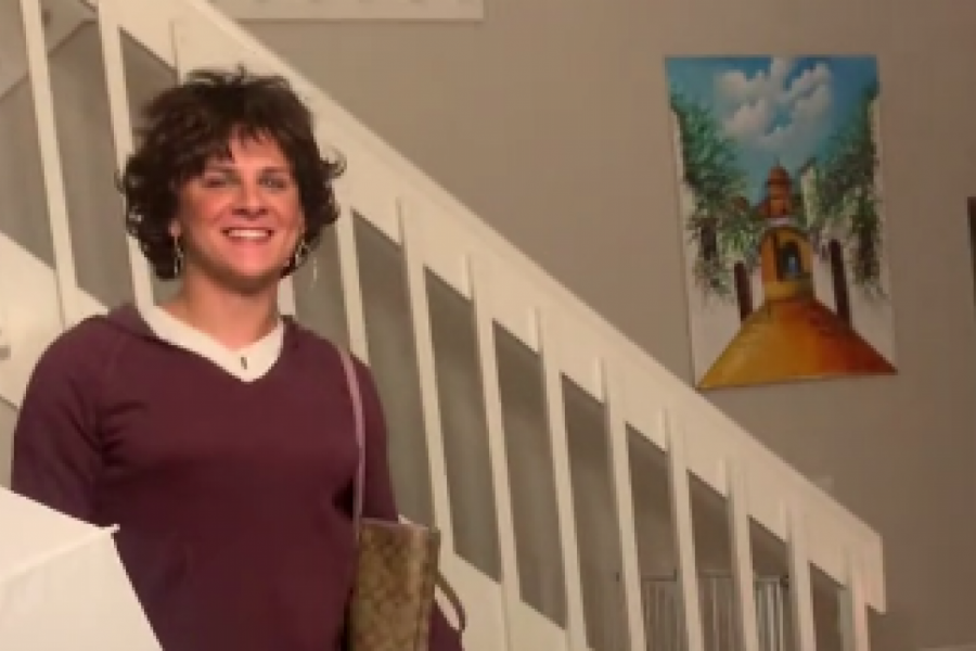 DEČAK SE TAJNO MASKIRAO U SVOJU MAJKU KAKO BI KORISTIO NJENU LIČNU KARTU: Kada su ga policajci ugledali nastala je prava konfuzija, evo šta su mu uradili (VIDEO)