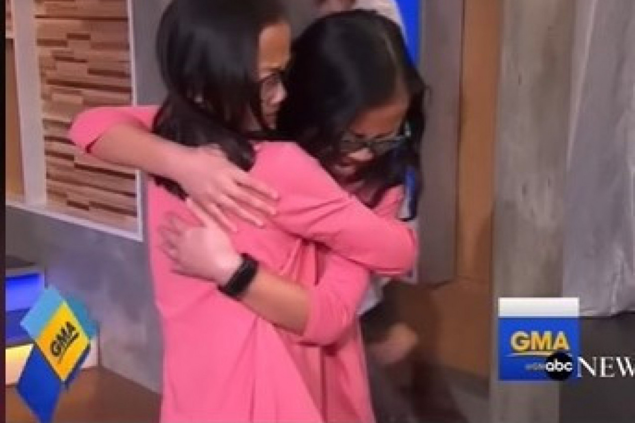 RAZDVOJILI SU IH PRI ROĐENJU I ODVELI NA RAZLIČITE KONTINENTE: Susret bliznakinja u programu uživo rasplakao je svet, svi strahuju od ponovnog rastanka (VIDEO)