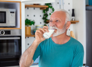 KARDIOLOG OTKRIVA ZBOG ČEGA JE PRESTAO DA PIJE MLEKO: Stručnjak objasnio kako ovaj napitak može imati neželjene efekte i opasnost po zdravlje!