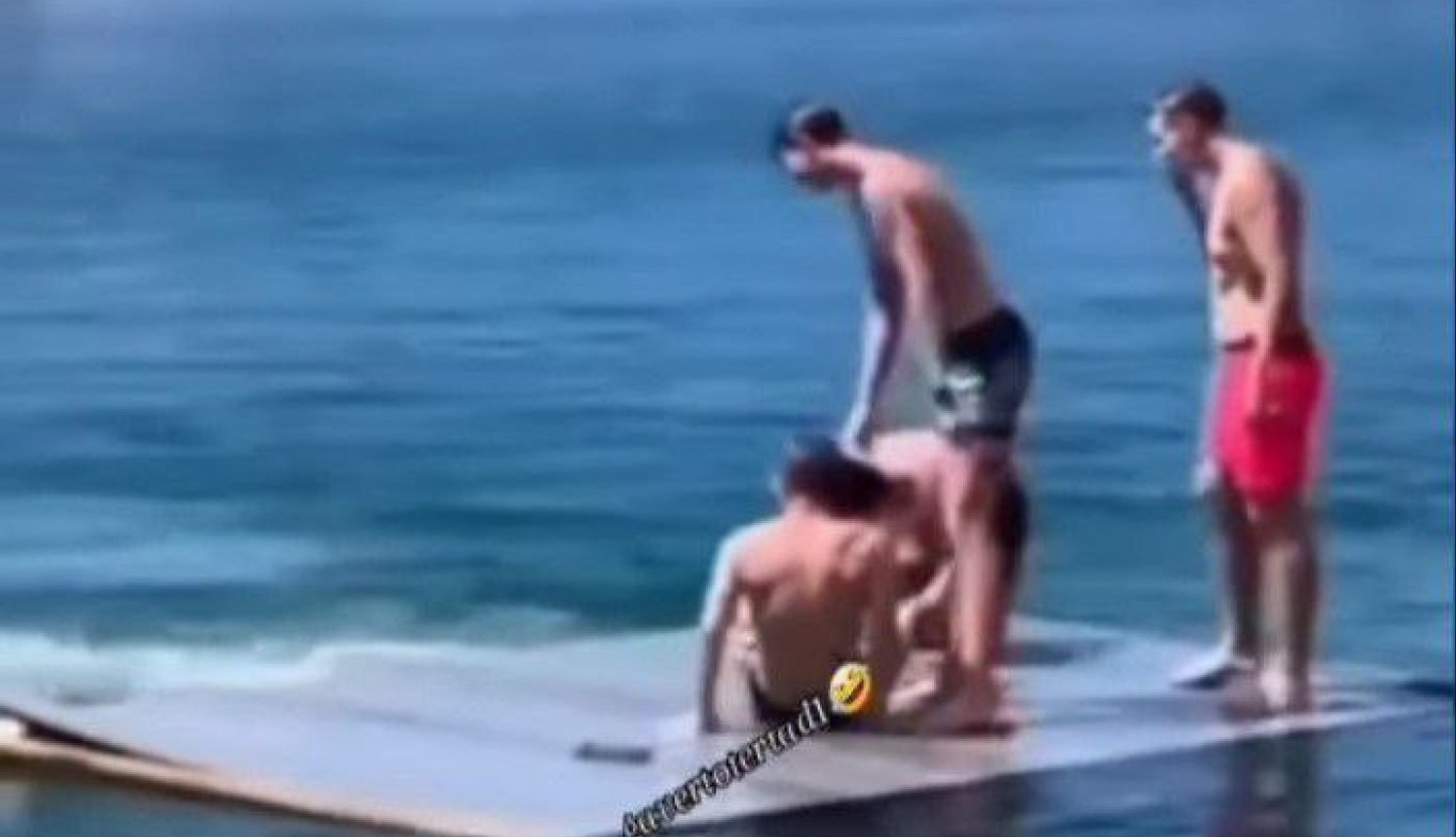 DEČACI SU PLIVALI I SKAKALI U VODU, KADA JE IZ NJE IZRONILO STVORENJE KOJE SE POPELO NA SPLAV: Svi do jednog su poskakali, ali životinja ih je u stopu pratila! (FOTO+VIDEO)