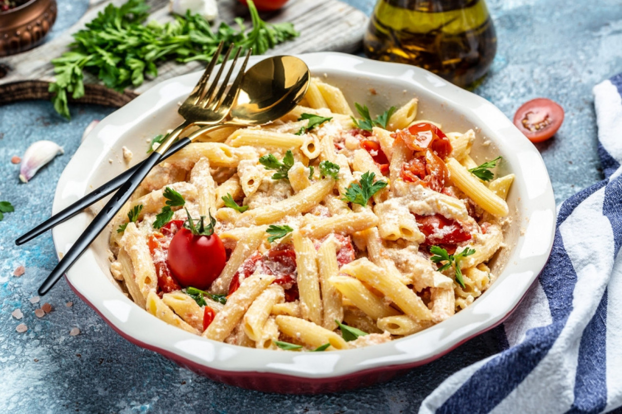 PASTA SA FETA SIROM I ČERI PARADAJZOM: Ručak gotov za samo 15 minuta (FOTO)