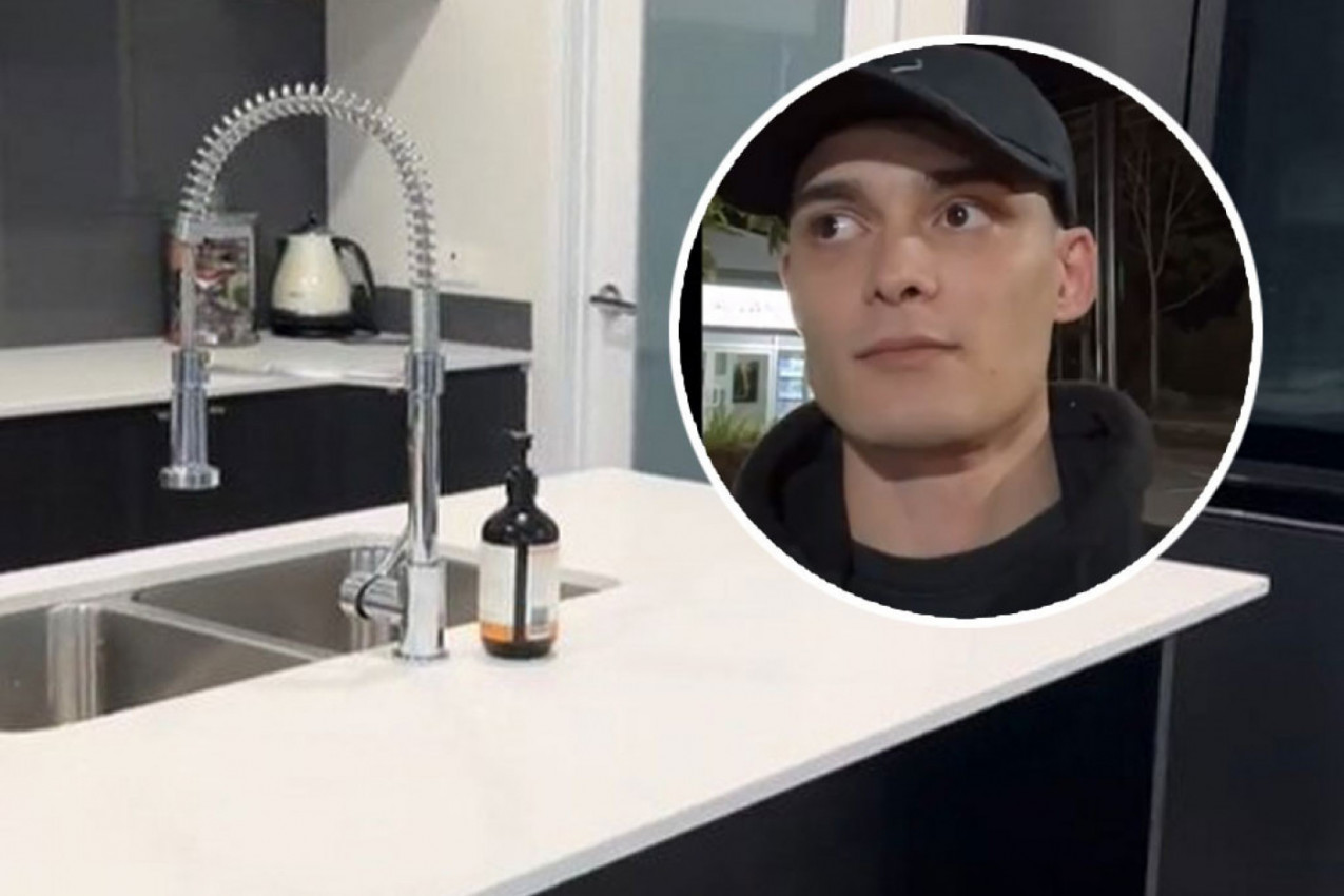 UŠAO JE U KUHINJU SVOJIH RODITELJA I POTPUNO JE UNIŠTIO: Od prvobitnog izgleda nije ostalo ništa, snimak je postao javan i sada svi govore o onome šta je uradio (VIDEO)