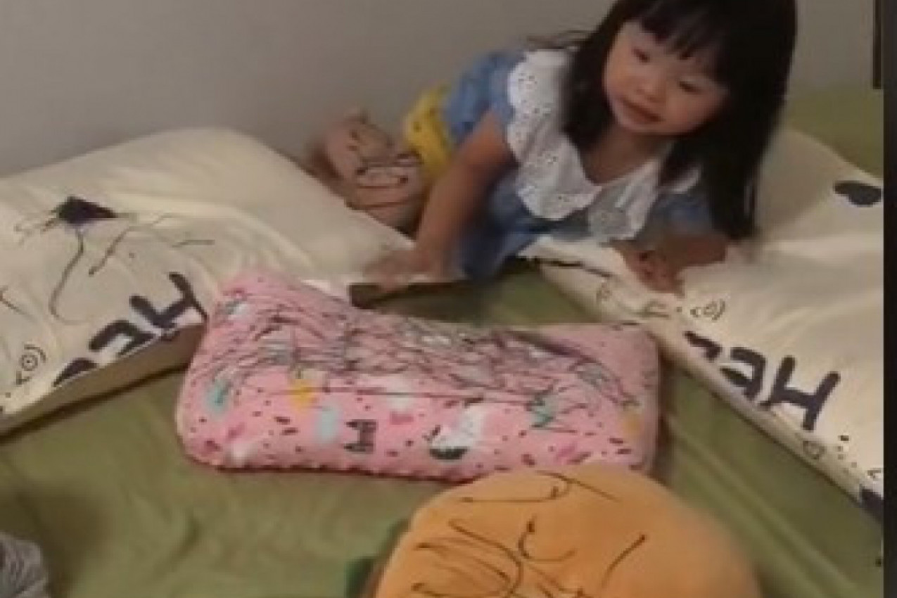 MAJKA JE OSTAVILA DECU SAME U SOBI: Kada se vratila zatekla je scenu pred kojom je zanemela (VIDEO)