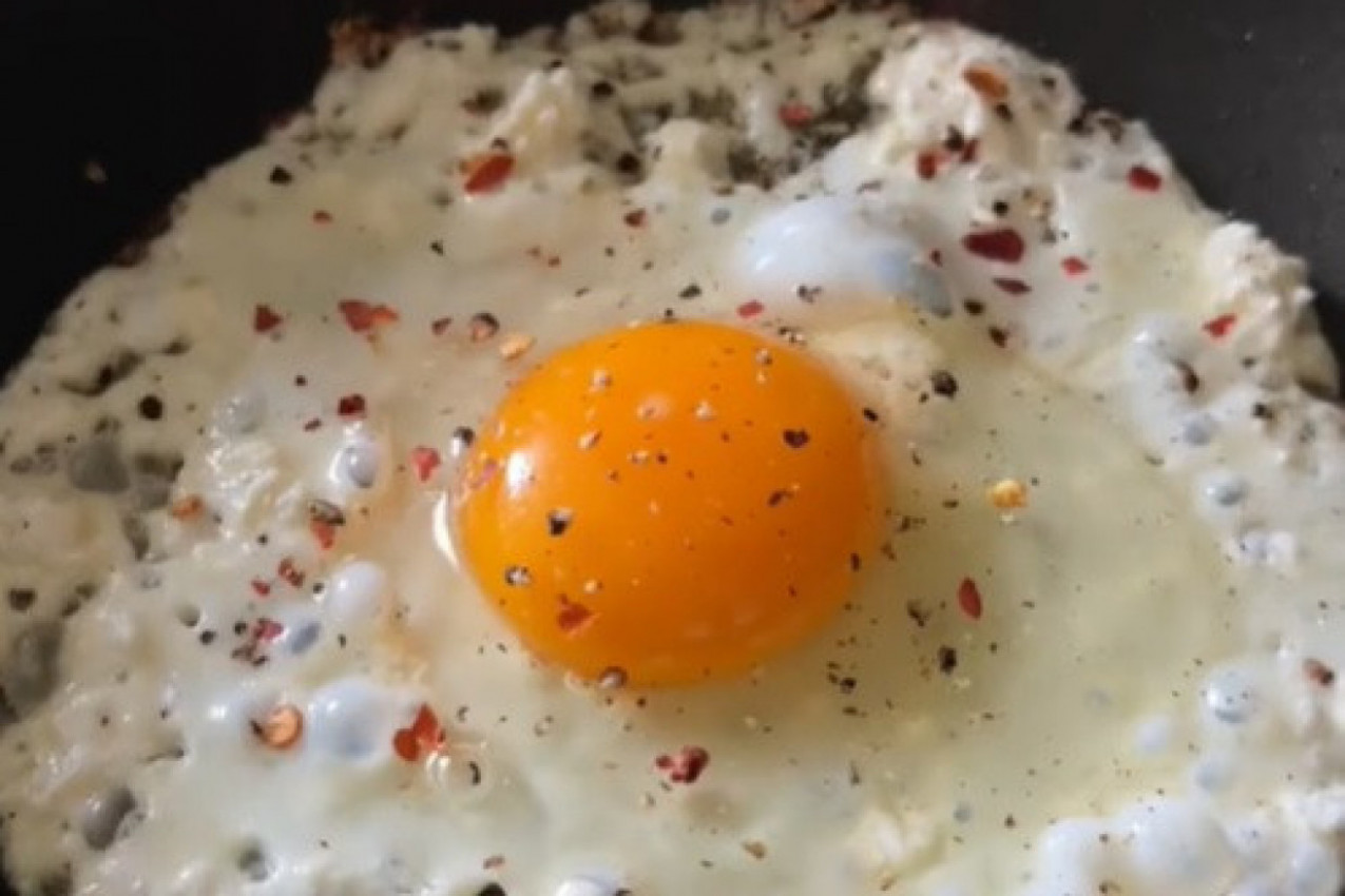RECEPT ZA JAJE NA OKO ZA KOJIM JE POLUDEO SVET: Grejs zapalila društvene mreže, 14, 5 miliona ljudi isprobalo ovaj doručak (VIDEO)