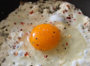 RECEPT ZA JAJE NA OKO ZA KOJIM JE POLUDEO SVET: Grejs zapalila društvene mreže, 14, 5 miliona ljudi isprobalo ovaj doručak (VIDEO)