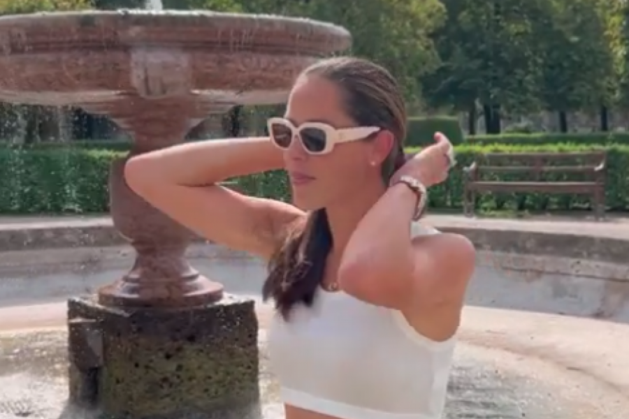 ANA IVANOVIĆ SE OPUSTILA NA MORU, PA POKAZALA VIŠE NEGO INAČE: Zauzela zavodljivu pozu, noge istakla u prvi plan, a muškarci za njom izgubili glavu(FOTO)
