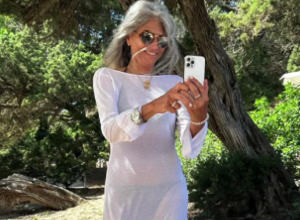 OVA ŽENA IMA 73 GODINE I NE PROPUŠTA LUDE ŽURKE NA IBICI: Njene snimke svi gledaju u neverici, posebno one u bikinijima (VIDEO)