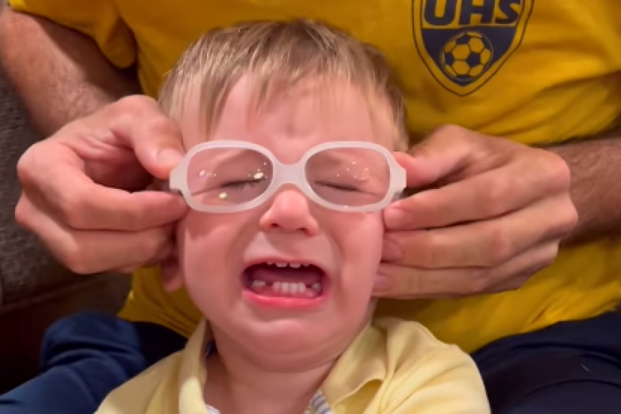 DEČAK JE JASNO VIDEO RODITELJE PO PRVI PUT: Snimak ovog mališana videlo je više od 2 miliona ljudi, suze su im tekle od emotivnog prizora (VIDEO)