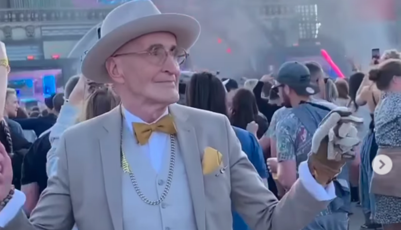 STARIJI GOSPODIN POJAVIO SE NA REJV KONCERTU OBUČEN KAO ZA SVADBU: Kad je zaplesao svi su zanemeli, niko nije mogao da skrene pogled sa njega! (FOTO+VIDEO)