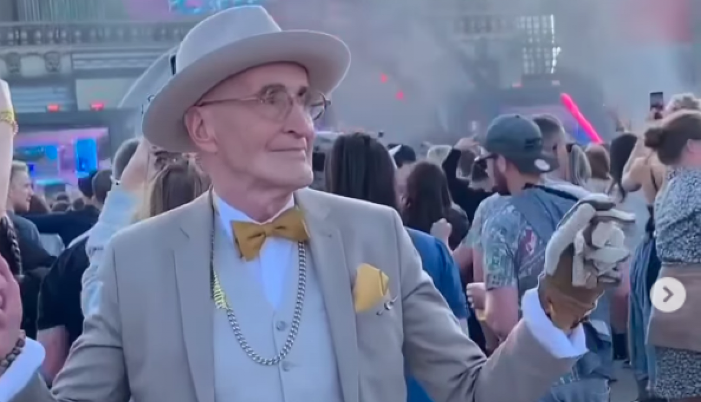 STARIJI GOSPODIN POJAVIO SE NA REJV KONCERTU OBUČEN KAO ZA SVADBU: Kad je zaplesao svi su zanemeli, niko nije mogao da skrene pogled sa njega! (FOTO+VIDEO)