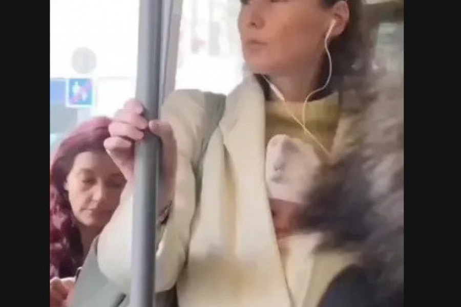VOZILA SE U GRADSKOM PREVOZU, A SVE OČI BILE SU UPRTE U NJENE GRUDI! Ono što je virilo iz kaputa postalo je tema svih putnika, niko nije mogao da ignoriše ovaj prizor (VIDEO)