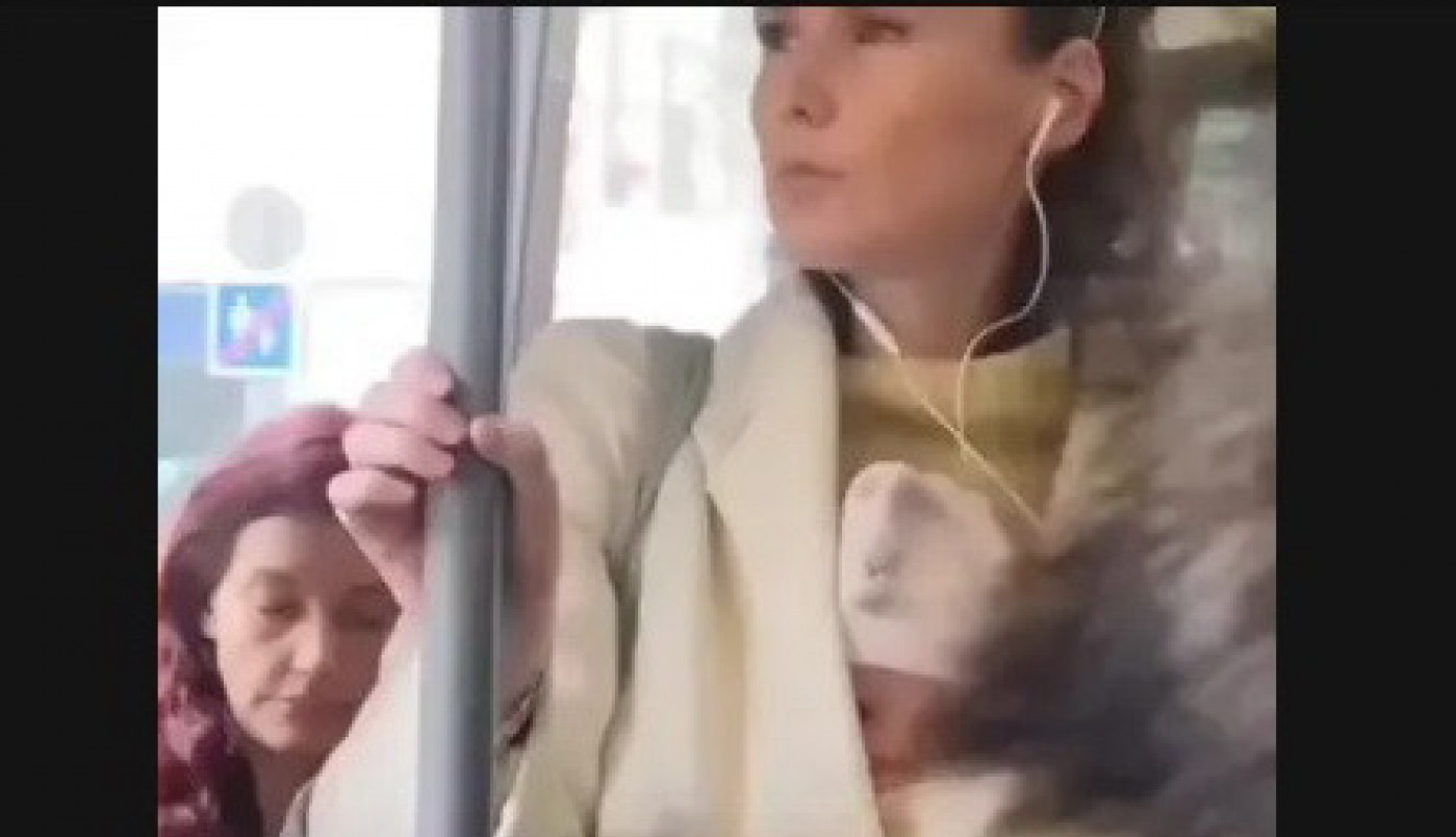 VOZILA SE U GRADSKOM PREVOZU, A SVE OČI BILE SU UPRTE U NJENE GRUDI! Ono što je virilo iz kaputa postalo je tema svih putnika, niko nije mogao da ignoriše ovaj prizor (VIDEO)