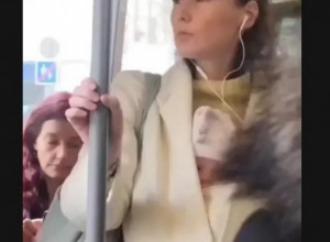 VOZILA SE U GRADSKOM PREVOZU, A SVE OČI BILE SU UPRTE U NJENE GRUDI! Ono što je virilo iz kaputa postalo je tema svih putnika, niko nije mogao da ignoriše ovaj prizor (VIDEO)