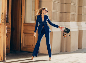 ŽENSKI SAKOI I PANTALONE SU TREND OVE JESENI: Evo kako da nosite ove popularne komplete i uvek izgledate šik (FOTO)