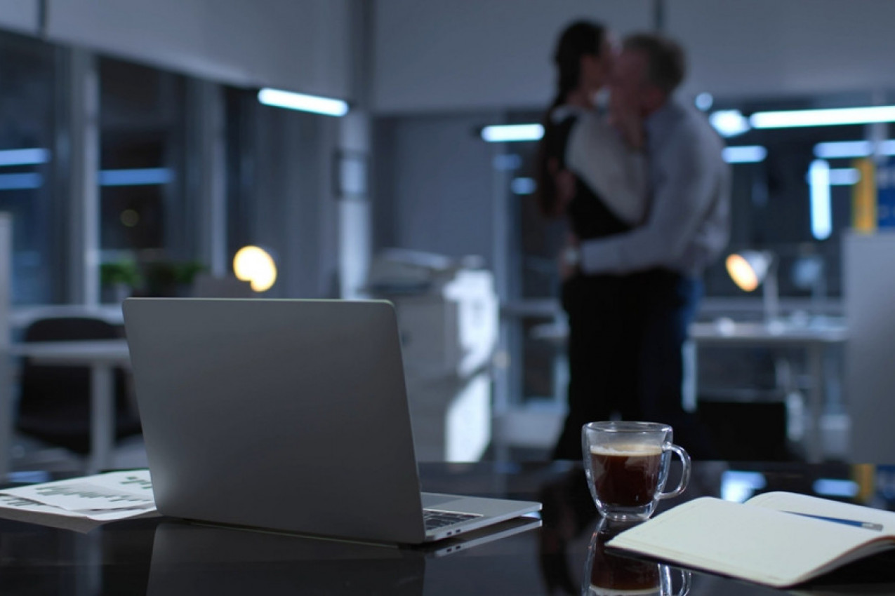 "ŠEF ME SPOPADA KAD GOD SE NAPIJE, A SUTRADAN SE PRAVI KAO DA SE NIŠTA NIJE DESILO": Devojka mesecima prolazi kroz dramu na poslu, a ove reči joj još odzvanjaju (FOTO)