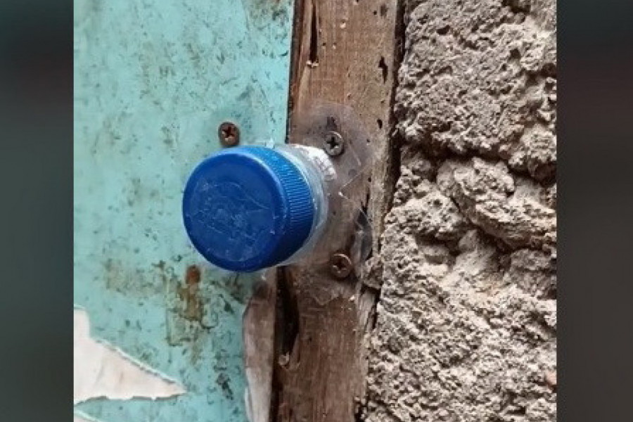 OVO VAM NIKAD NE BI PALO NA PAMET: Pogledajte kako da na kreativan način iskoristite plastični čep i uz to rešite problem sa vratima! (VIDEO)