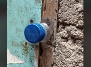OVO VAM NIKAD NE BI PALO NA PAMET: Pogledajte kako da na kreativan način iskoristite plastični čep i uz to rešite problem sa vratima! (VIDEO)